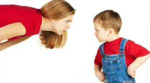 Keluarga menyusun aturan penggunaan gadget untuk anak agar waktu makan, belajar, dan tidur tetap bebas gangguan layar.