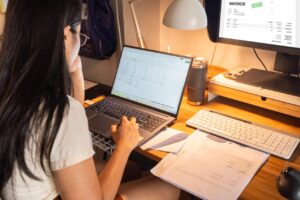 Cara Follow Up Tagihan ke Klien Tanpa Terlihat Ngemis atau Kasar